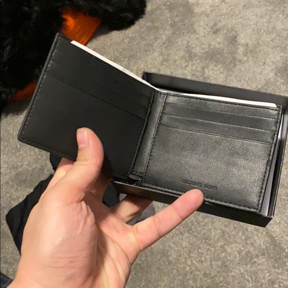 Michael Kors Wallet - Picture 4 of 5